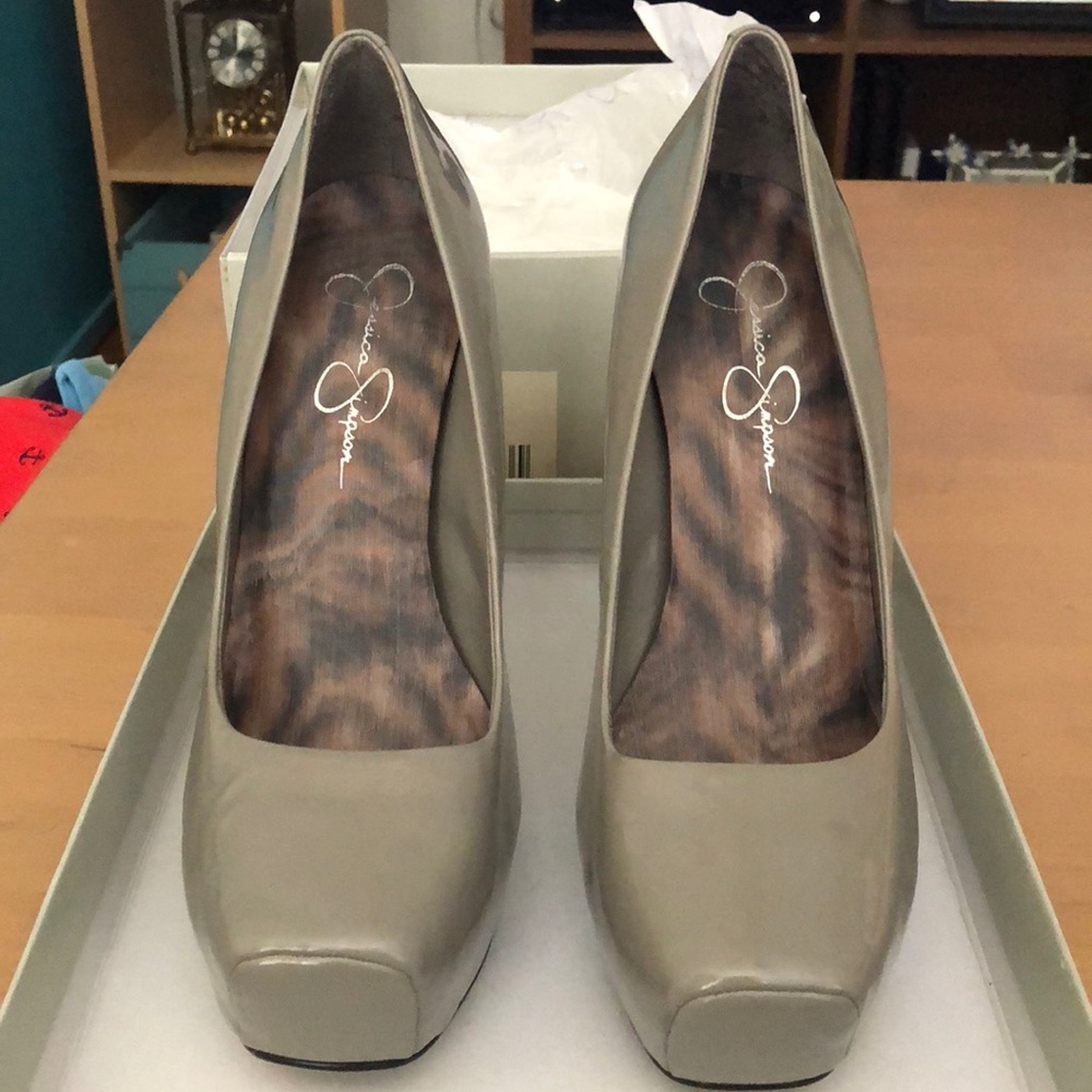 Jessica Simpson gray pumps